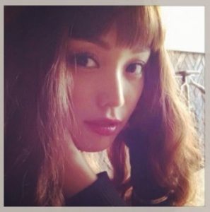 眉上カットした前髪のエビちゃんがモードで可愛いと話題