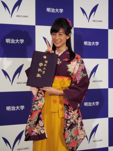 【速報】ぐうかわ！山本美月、可憐な袴姿で明治大学農学部を本日卒業！