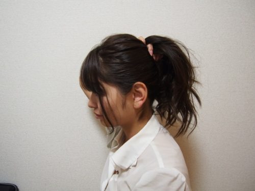 【最旬ヘアアレンジ】ひと手間で華やか！はね上げポニーを実際にやってみた