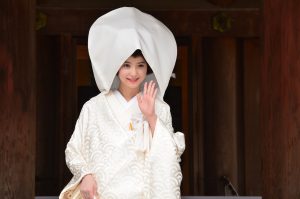 佐々木希が白無垢姿の花嫁衣裳で出雲大社に 主演映画 縁 えにし ヒット祈願