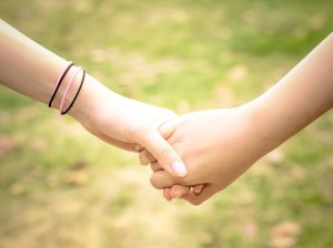 男子がガマンできなくなる 心理学的に見る ボディタッチ の有効的な使い方