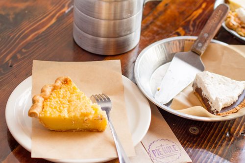 ザ パイホール ロサンジェルスのパイは、イートイン・テイクアウトともに可能。人気は、創業者の“ママ”秘伝の味マムズアップルクランブル450円。コーヒーはパイに合うようにブレンドされたオーガニックコーヒー。
