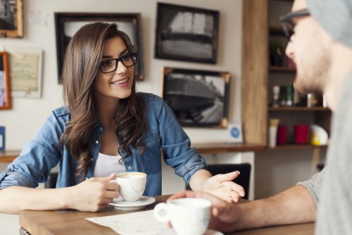 (c)shutterstock.com,会話,しゃべる