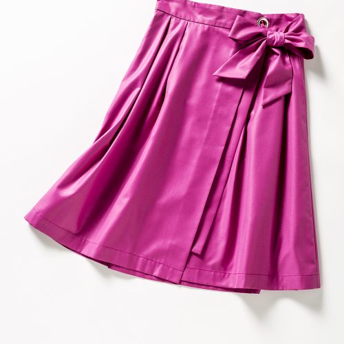 ビビッドなピンクスカート