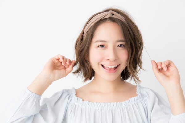 トレンドのヘアバンドの付け方 顔まわりのアレンジがポイント 動画あり