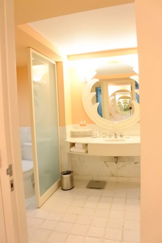 山本美月,Saipan,Mariana,Hyatt Regency Saipan,bathroom