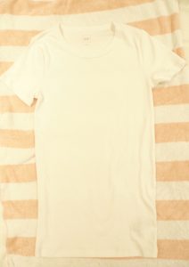 簡単tシャツリメイク はさみ1つで完成 シンプルtが今っぽオフショルに早変わり Cancam Jp キャンキャン