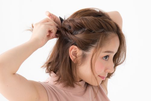 パーティアレンジ！ボブヘアのハーフアップ風サイドツイスト