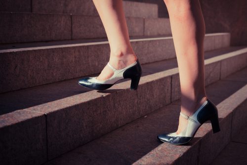 階段を歩く女性