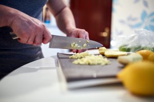 もっと好きになっちゃう おうちデートで彼に作ってほしい料理 圧倒的1位は