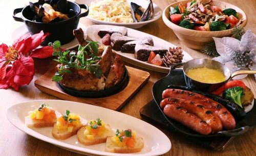 YONA YONA BEER WORKS 青山店、料理、ソーセージ、肉、サラダ