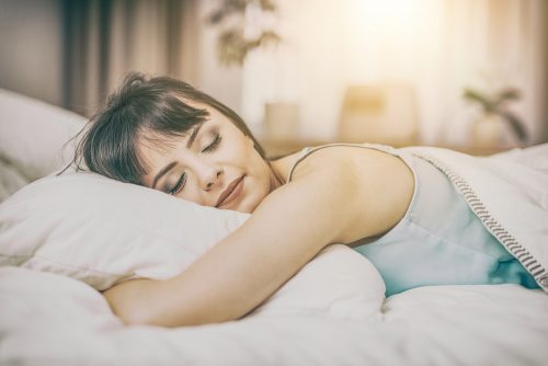 眠る女性