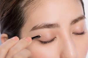 濃い眉さんのための眉毛の整え方 抜く 切る 整える を詳しく解説