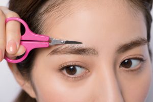 濃い眉さんのための眉毛の整え方 抜く 切る 整える を詳しく解説