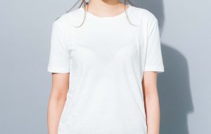 tシャツ ショップ 黒ブラが透けてる画像