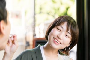 顔が特別かわいいわけじゃないのに なぜかモテる 女子の特徴