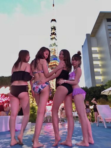 水着女子、後ろ姿、ナイトプール、東京タワー