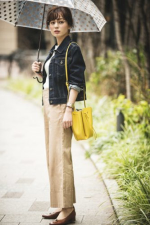 ベージュチノパンのおすすめ春コーデ4選 トップス 足元の合わせ方 Cancam Jp キャンキャン