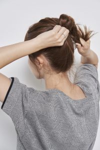 お団子アレンジ 三つ編み ゴムで作るニュアンスお団子スタイル