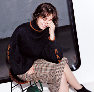 ネイビーニットで上品かわいく おすすめの冬コーデ7選 Cancam Jp キャンキャン