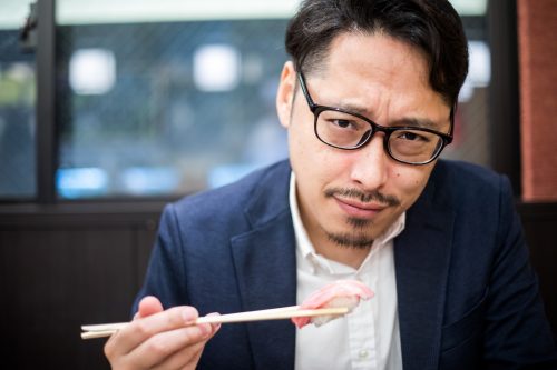 寿司を食べる男性