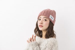 ニット帽アレンジ ロングヘア編 1 スノボにもぴったり ワザありサイド結びで動いてもかわいさキープ