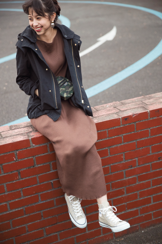 今日のコーデ もしもの雨にも はおるだけで今旬 マウンテンパーカの着こなし Cancam Jp キャンキャン