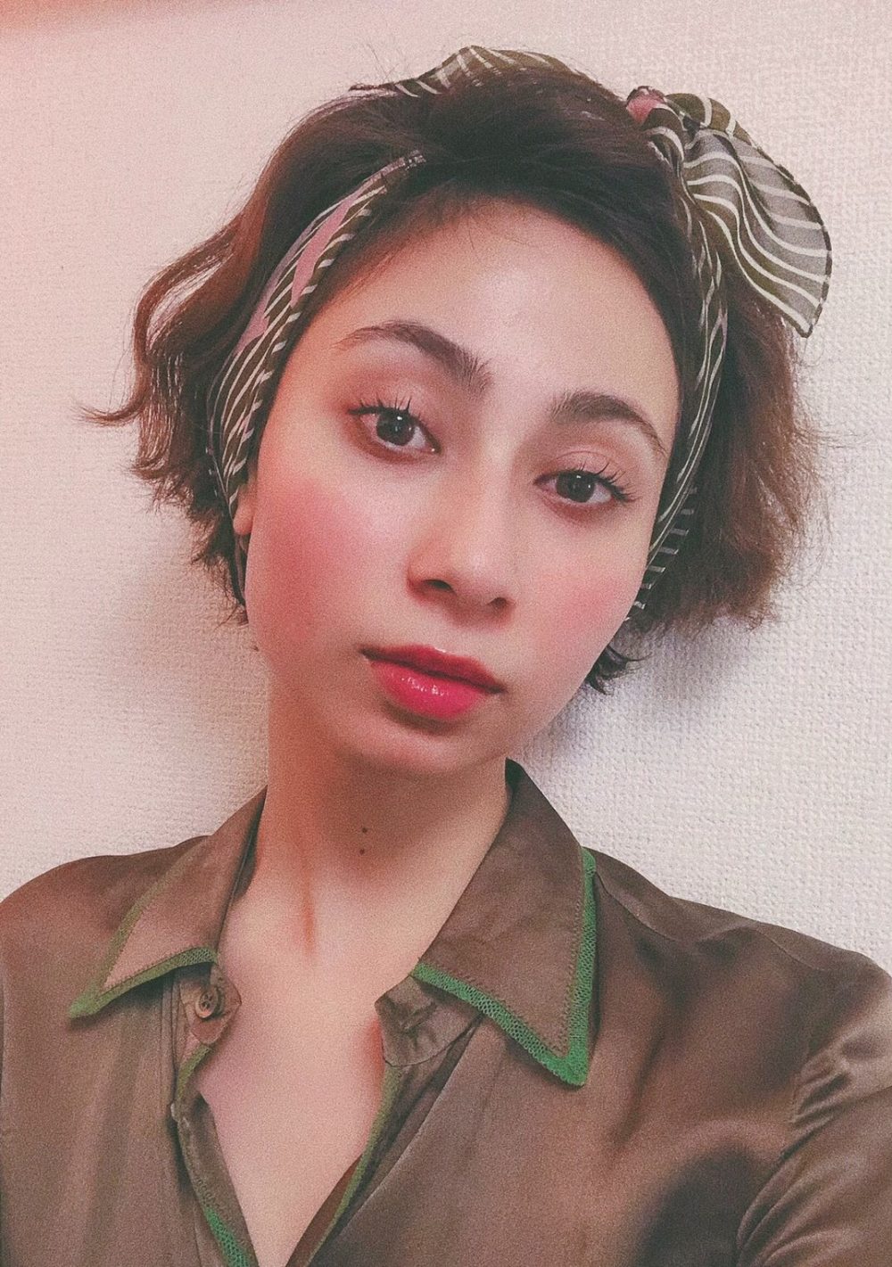 スカーフを巻いてヘアアレンジも