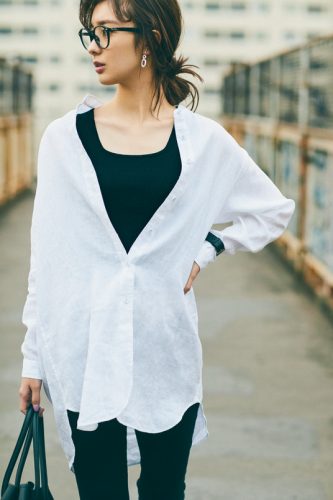 宮本茉由の白シャツスタイル
