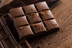 チョコを食べるとニキビが出るって本当 医師に聞いてみた Cancam Jp キャンキャン