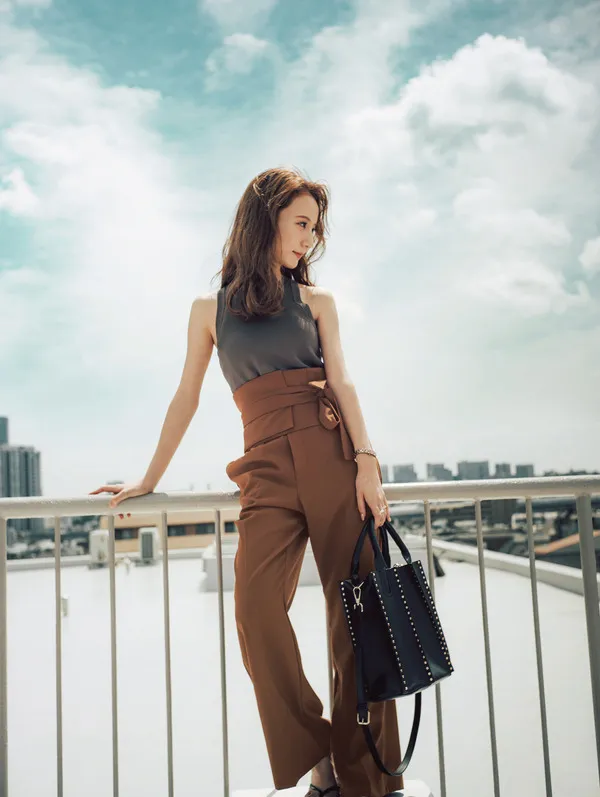 グレーコーデ24選 おしゃれ見えするトップスやパンツの色合わせ 着こなし レディース