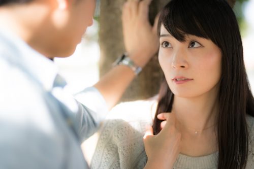 男子が好きな女子にだけ無意識にとる「脈あり」行動4つ