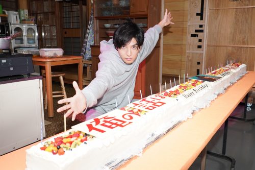 俺の誕生日ケーキは長い 生田斗真 35歳の誕生日サプライズに歓喜 Cancam Jp キャンキャン