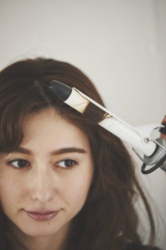 うねりを生かして今っぽいソバージュを作るヘアアレンジ