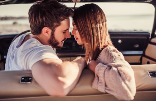 車でキスをするカップル