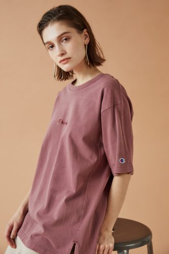 大人気の Champion Tシャツが Emmi コラボで大人のカジュアルに 素材もカラーもきれいすぎてうっとり Cancam Jp キャンキャン