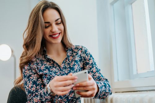 スマホを見る若い女性