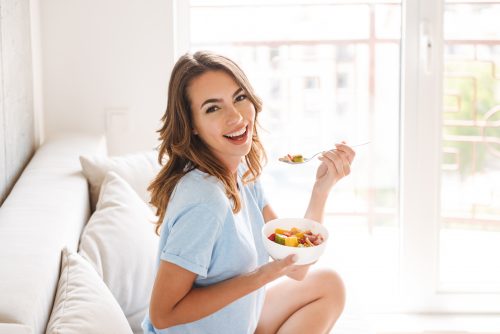 部屋で食事をする女性