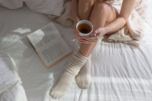 コーヒーを飲む女性の足元
