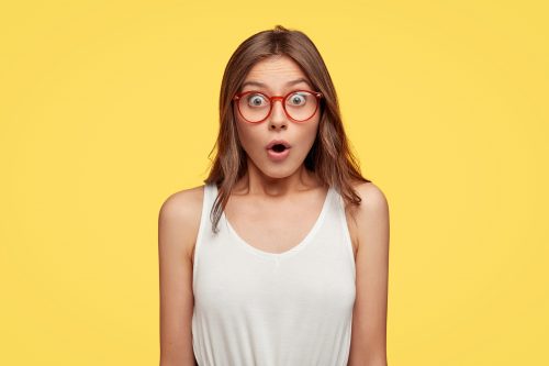 驚いた顔の女性