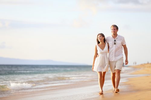 海辺を歩くカップル