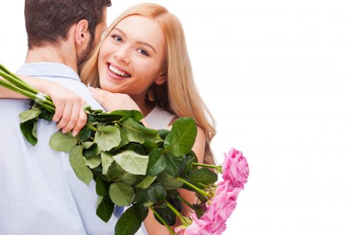 薔薇の花を持つ女性と男性