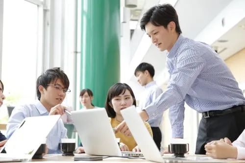 男性が好きな人にとる態度は 職場でもバレバレな好きサイン Cancam Jp キャンキャン