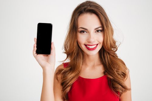 スマホを持ち上げる女性