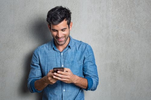 スマホを見る男性