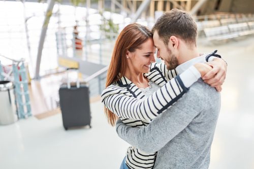 再会を喜ぶ男女