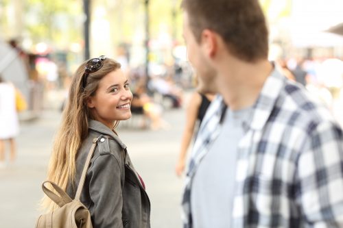 街角で目を合わせる男女