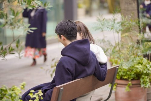 カップルの背中