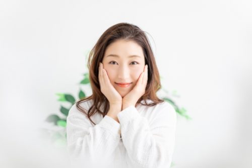 頬に手を当てる女性