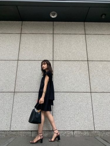 サマードレスは上品でアイコニックな Lbd が大人かわいい かじまりコーデ